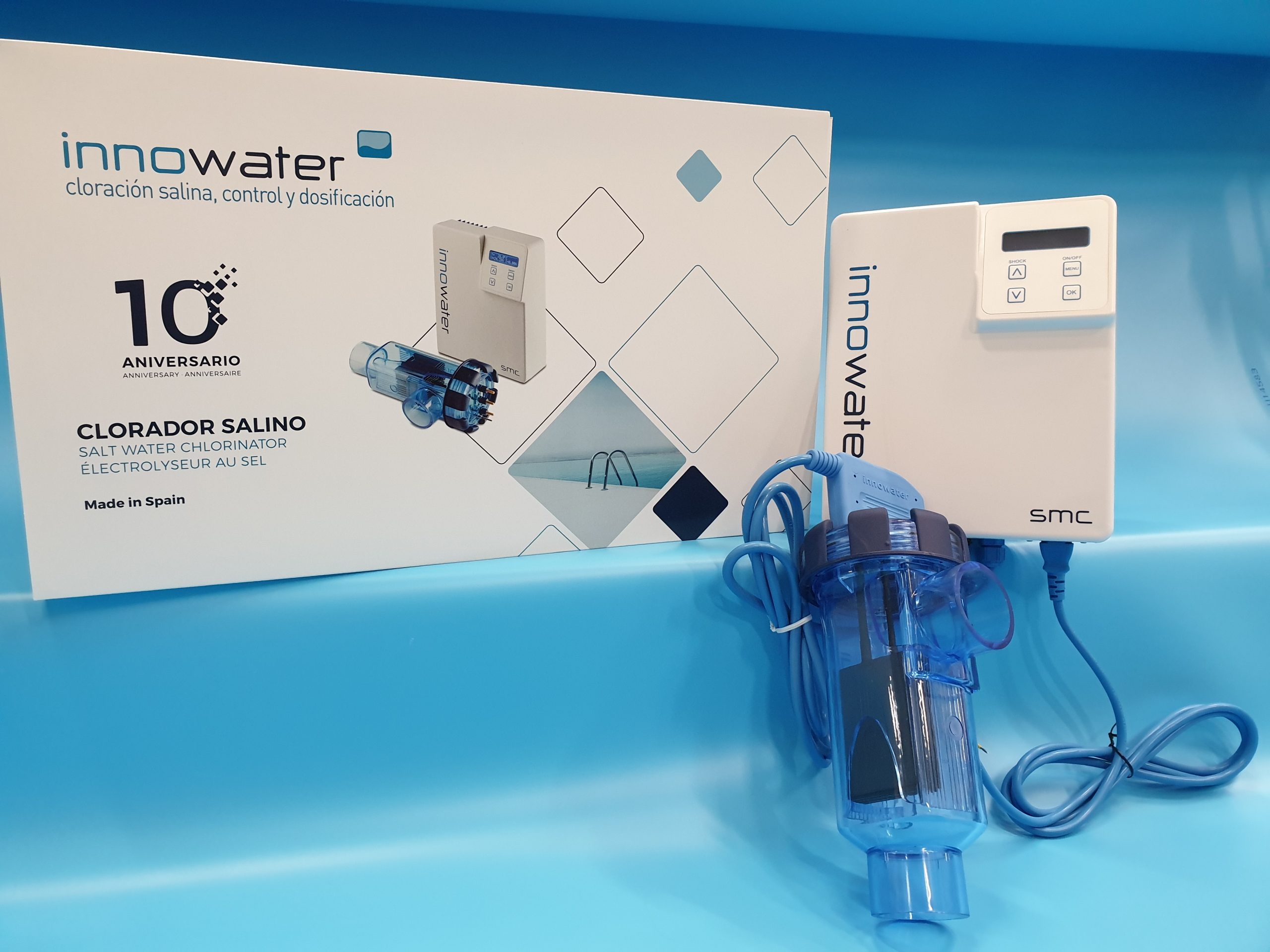 Innowater suolaklorinaattori uima-altaalle sisältää läpinäkyvän kennokotelon ja ohjauskeskuksen.