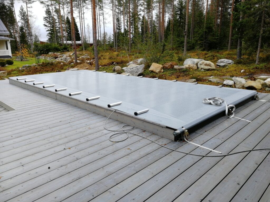 Pressukankainen uima-altaan peite, jossa on alumiiniputket.